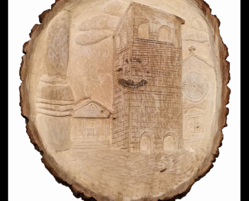 Bassorilievo in legno raffigurante la Cattedrale di San Giusto a Trieste. L'opera, intagliata con precisione, esalta l'arte in legno pezzi unici e il fascino dell'architettura storica.