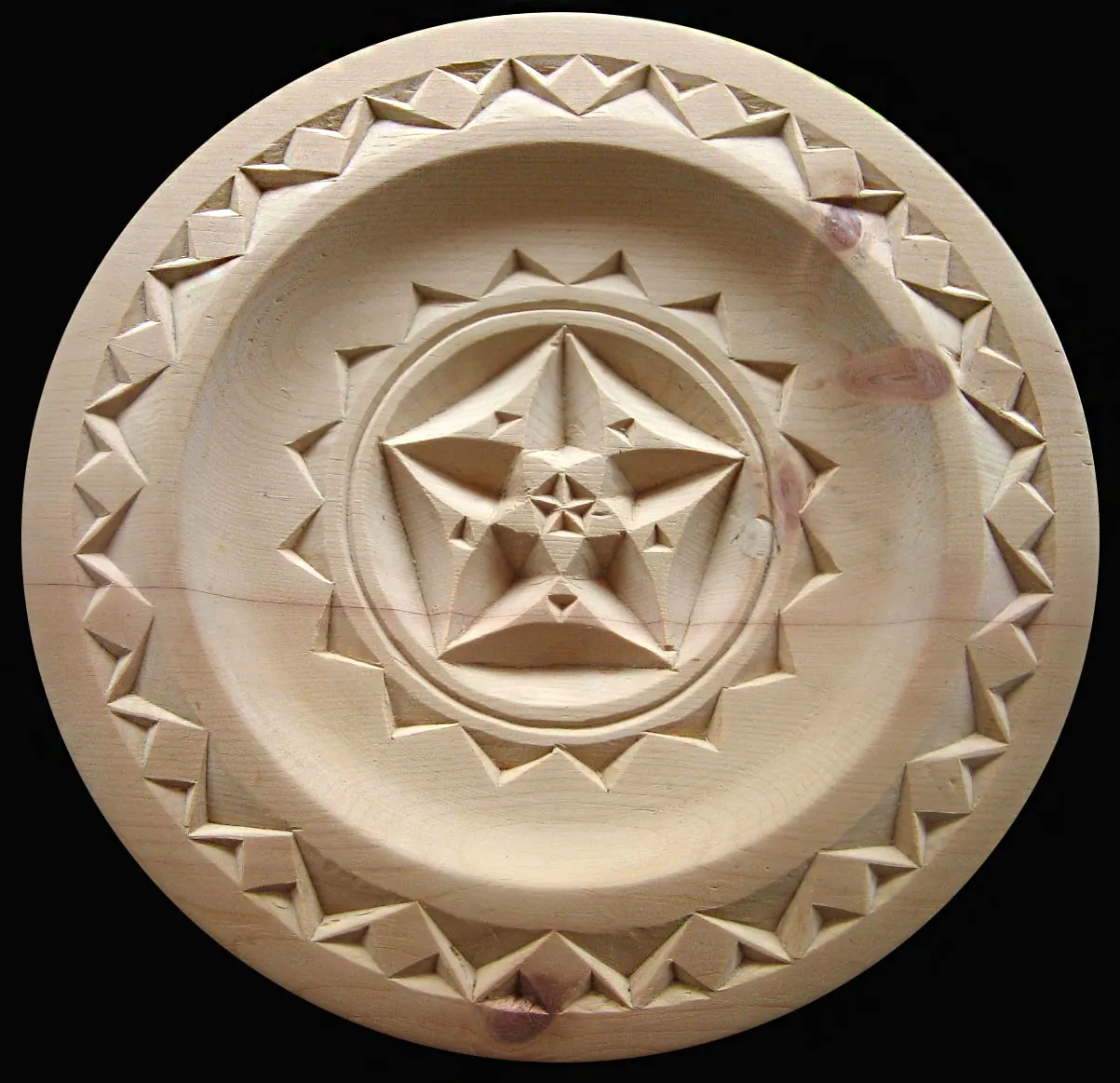 PentagonoMod Redux Pentagono, piatto decorativo circolare in legno scolpito con stella a cinque punte, anelli concentrici e corona triangolare da Mario Belardi