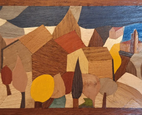 Casette 9, quadro intarsiato in legno con borgo e alberi di Mario Belardi
